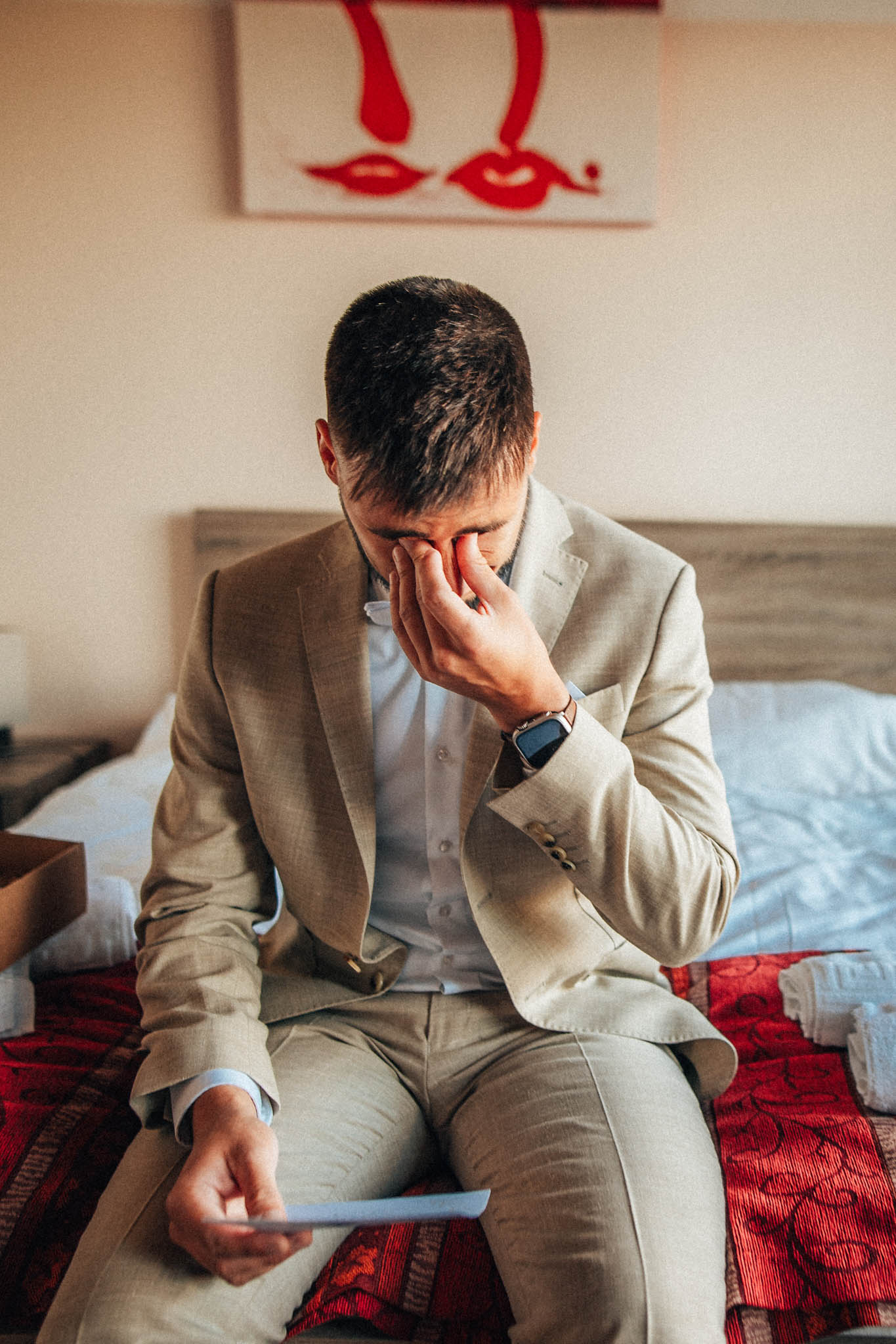 Svatební focení, novomanželé, ženich a nevěsta v přírodě, svatební fotograf