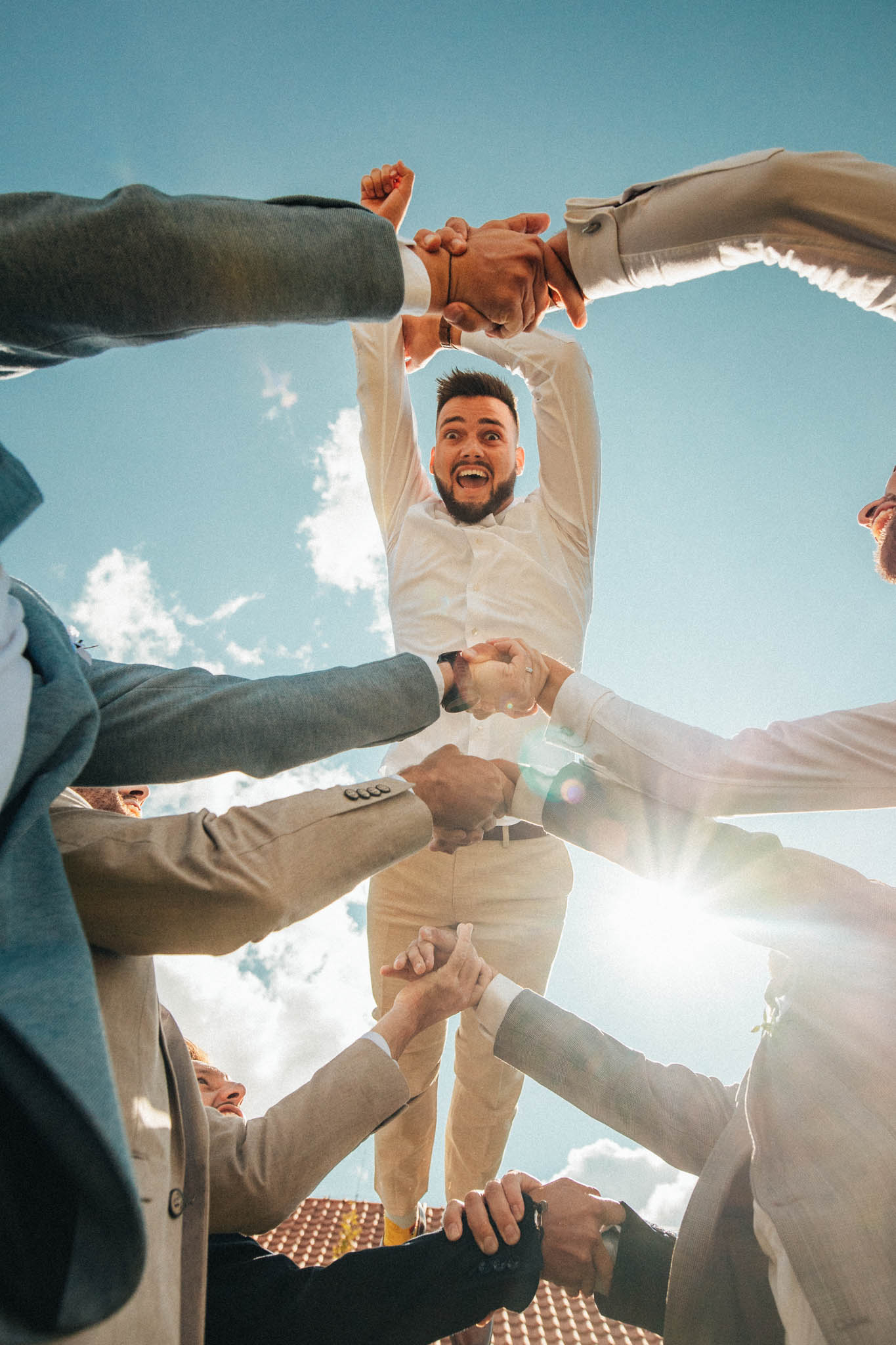Svatební focení, novomanželé, ženich a nevěsta v přírodě, svatební fotograf