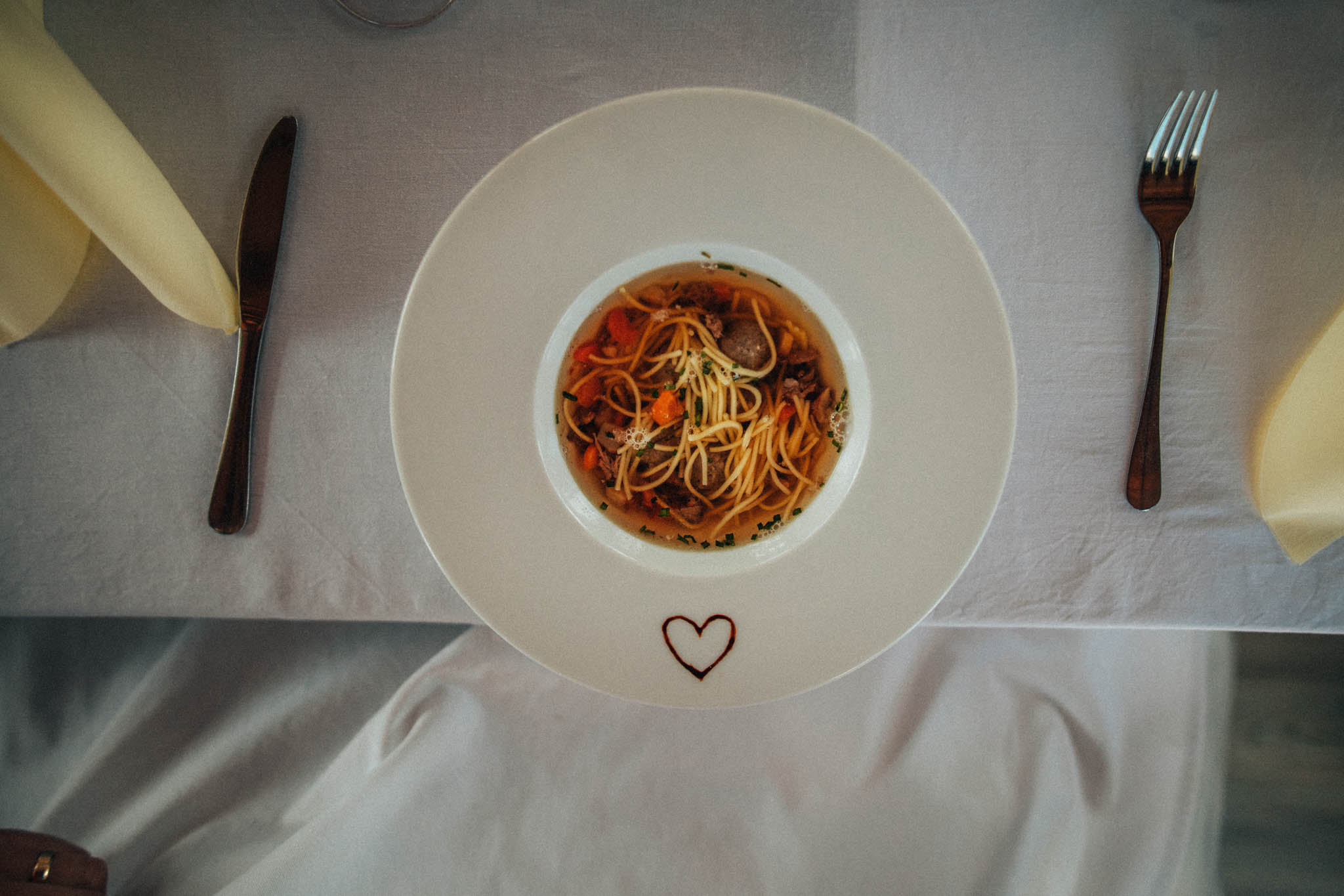 Svatební focení, novomanželé, ženich a nevěsta v přírodě, svatební fotograf