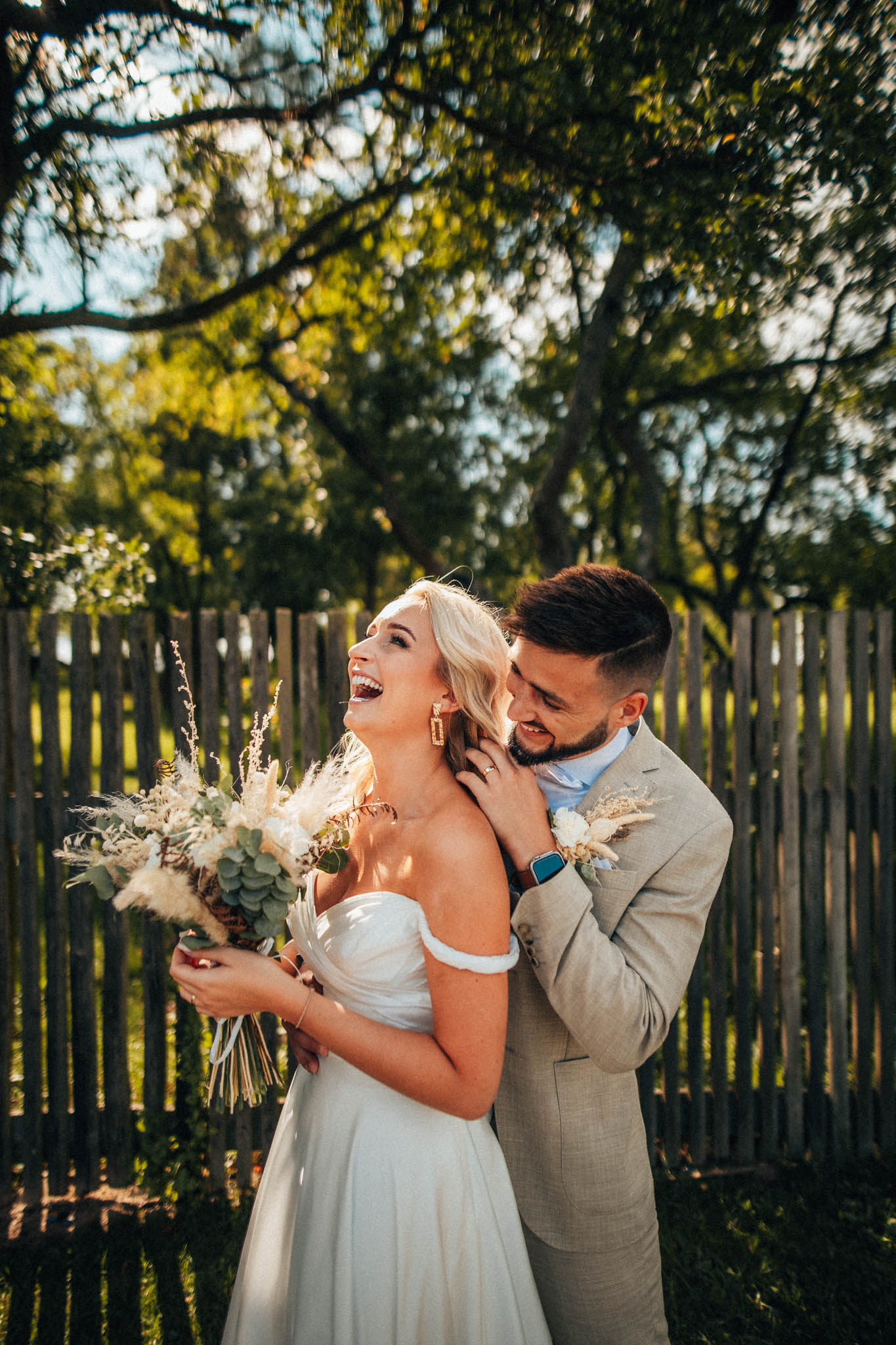 Svatební focení, novomanželé, ženich a nevěsta v přírodě, svatební fotograf