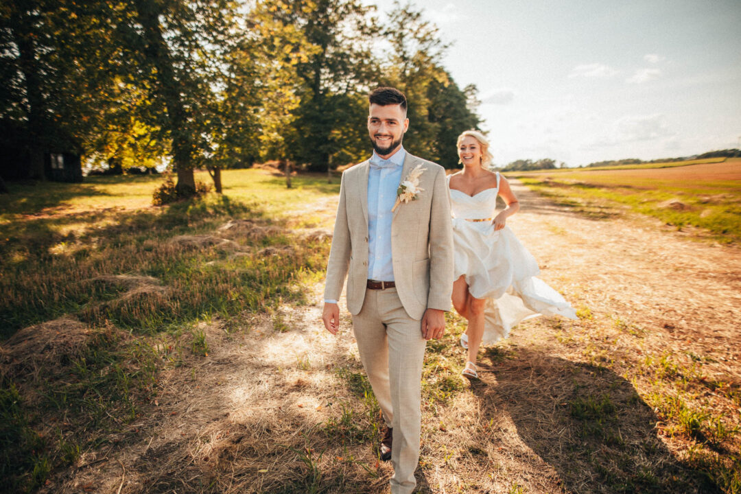 10 tipů na skvělý svatební fotky, který budete milovat - Lukáš Kenji Vrábel fotograf - svatební a rodinný fotografie Svatební focení, novomanželé, ženich a nevěsta v přírodě, svatební fotograf