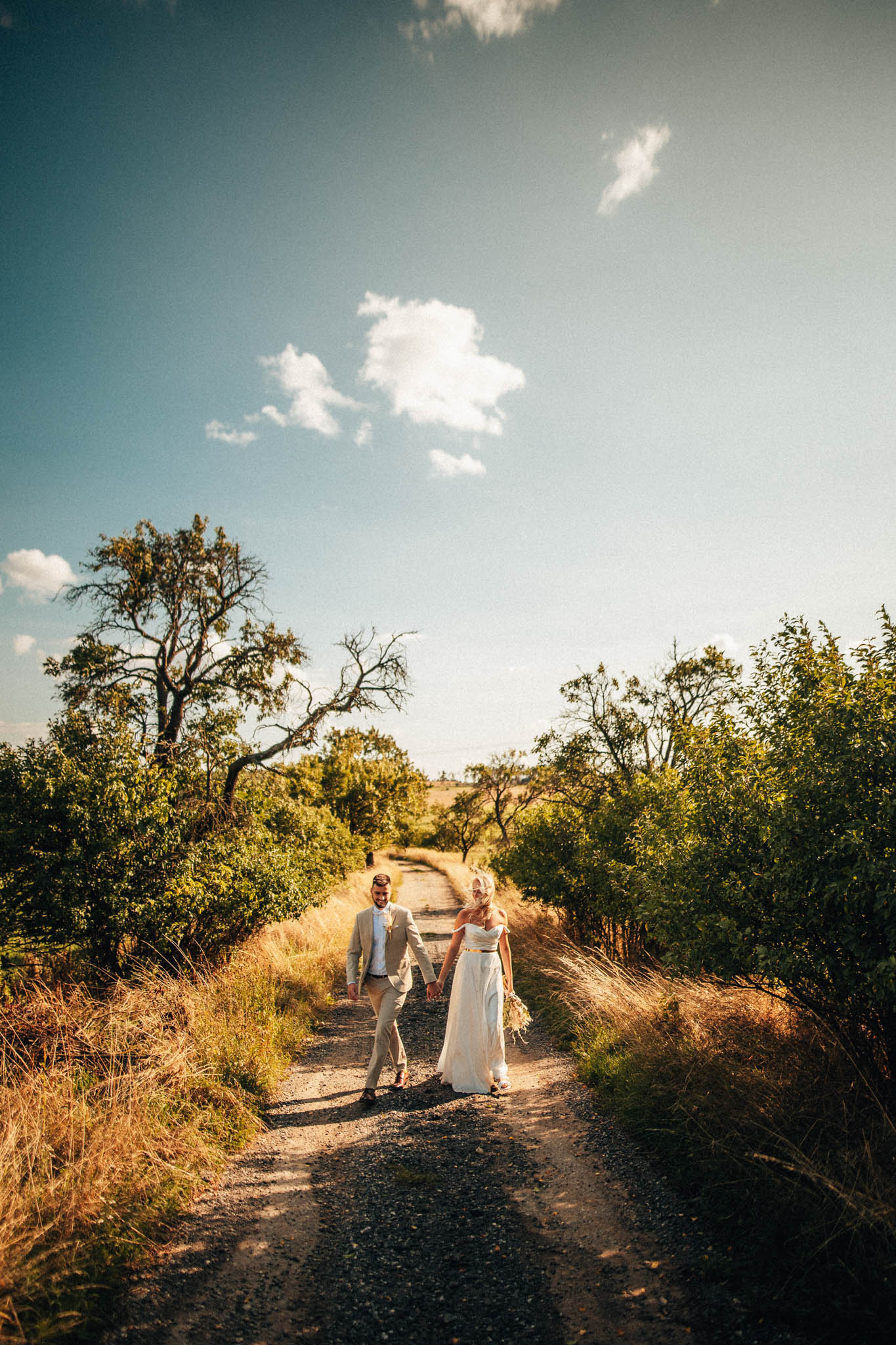 Svatební focení, novomanželé, ženich a nevěsta v přírodě, svatební fotograf
