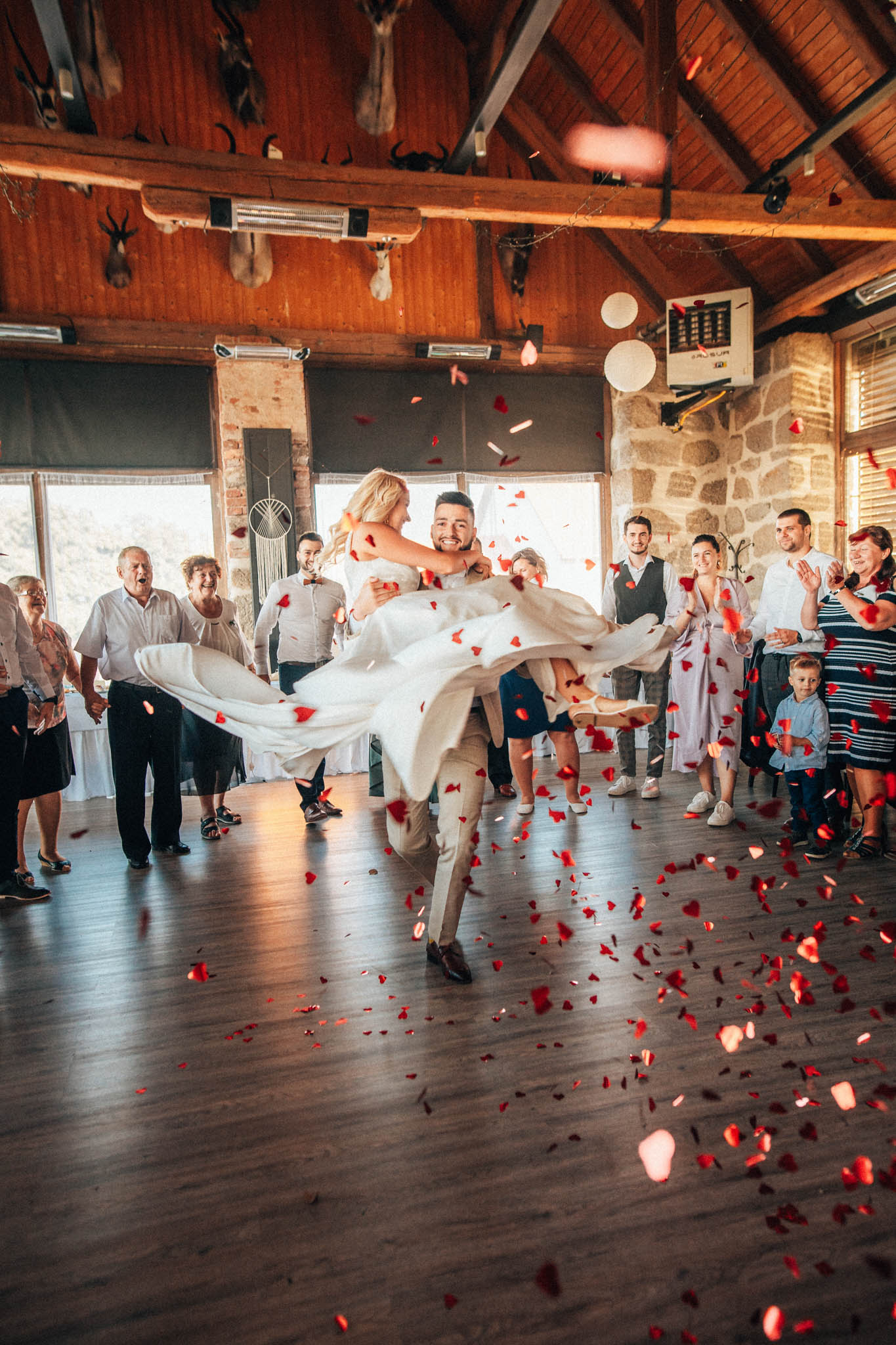 Svatební focení, novomanželé, ženich a nevěsta v přírodě, svatební fotograf