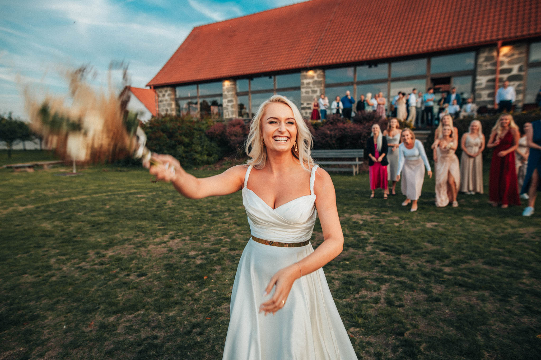 Svatební focení, novomanželé, ženich a nevěsta v přírodě, svatební fotograf