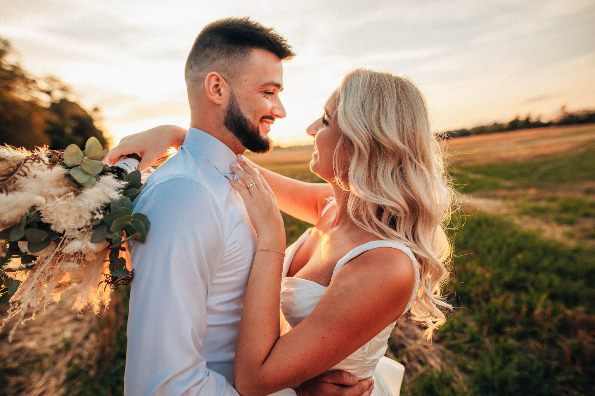 Svatební focení, novomanželé, ženich a nevěsta v přírodě, svatební fotograf