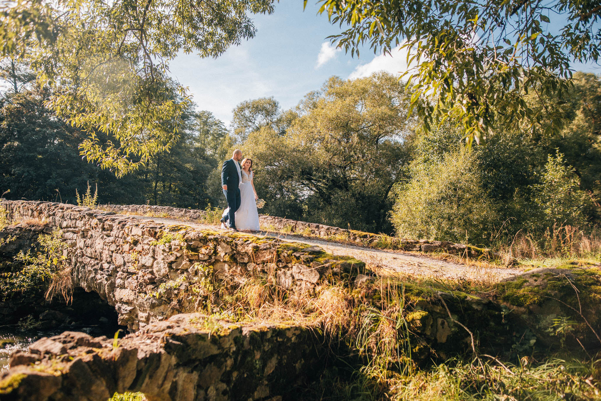 Svatební focení, novomanželé, ženich a nevěsta v přírodě, svatební fotograf