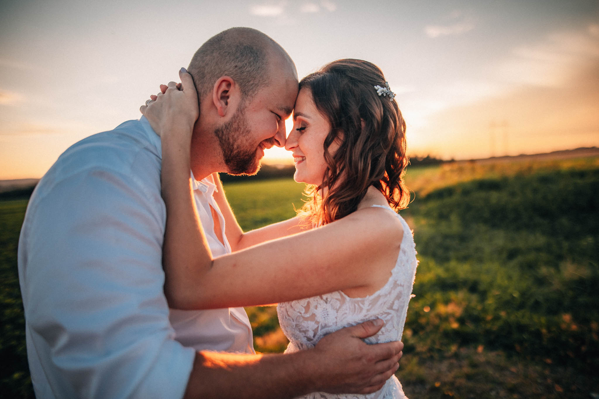 Svatební focení, novomanželé, ženich a nevěsta v přírodě, svatební fotograf