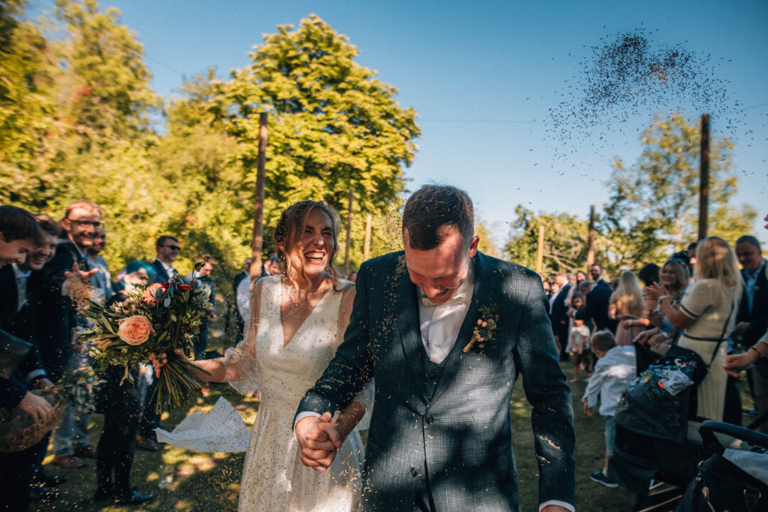 Svatební focení, novomanželé, ženich a nevěsta v přírodě, svatební fotograf