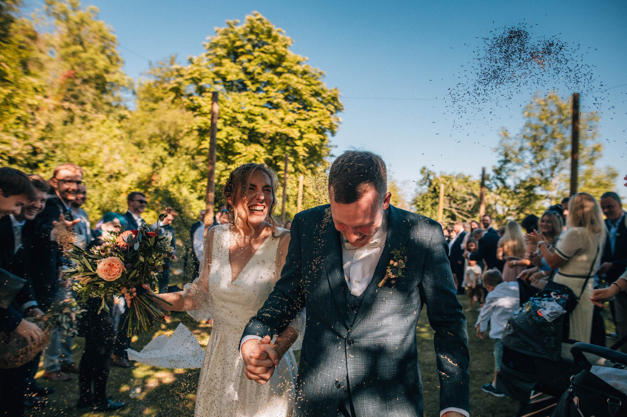 Svatební focení, novomanželé, ženich a nevěsta v přírodě, svatební fotograf