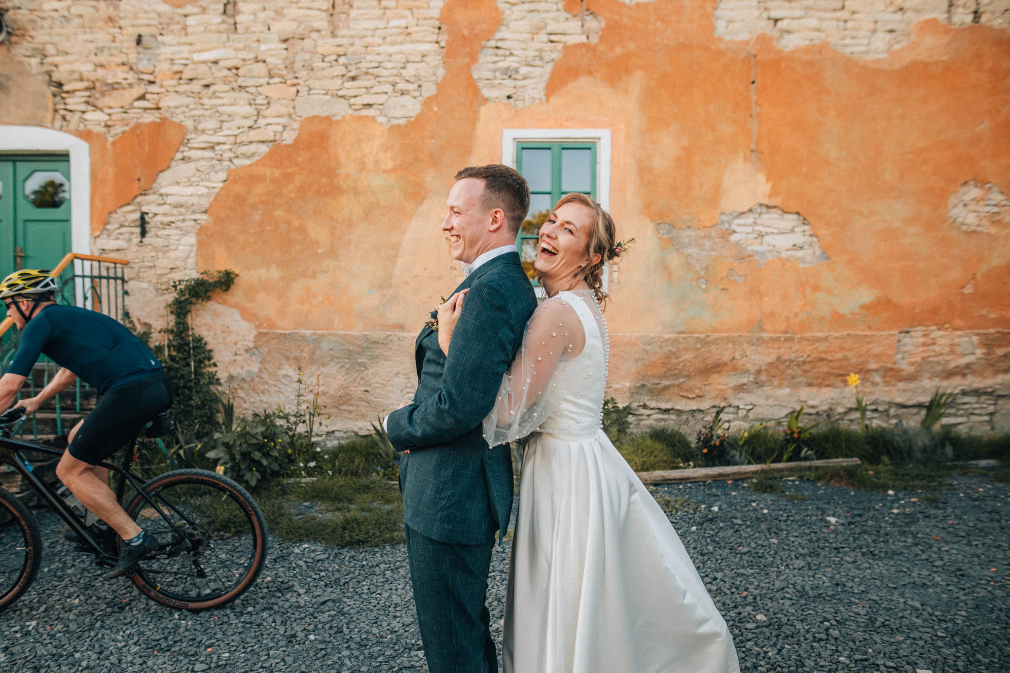 Svatební focení, novomanželé, ženich a nevěsta v přírodě, svatební fotograf