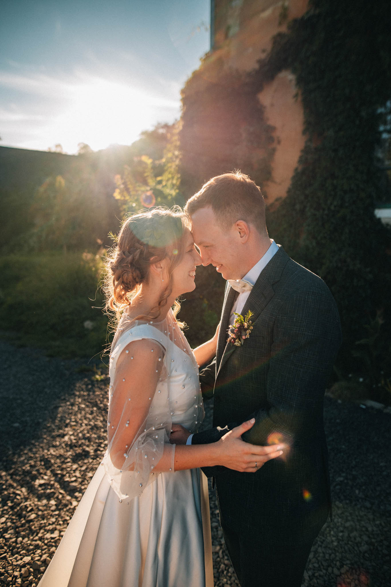 Svatební focení, novomanželé, ženich a nevěsta v přírodě, svatební fotograf