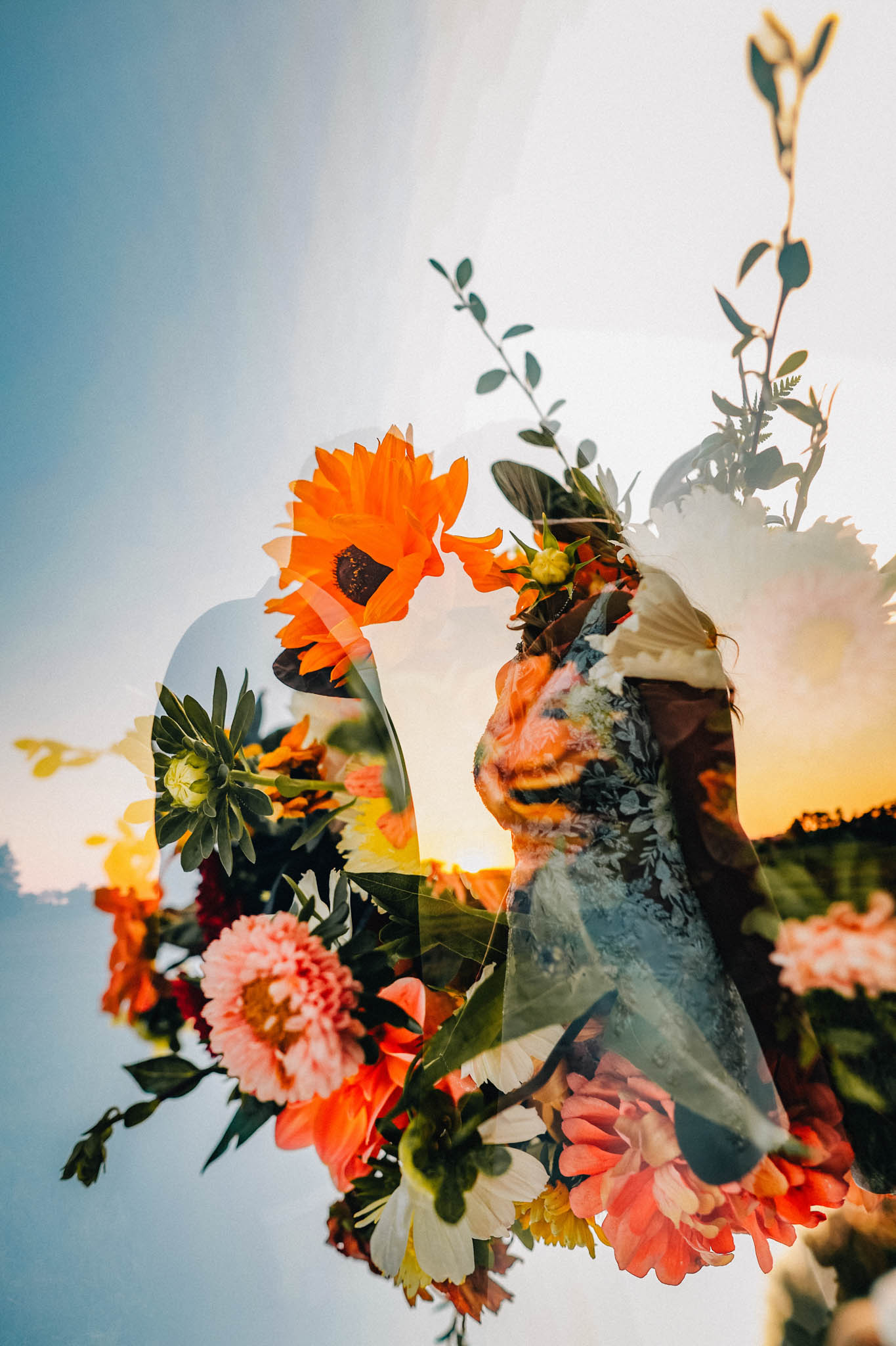 Svatební focení, novomanželé, ženich a nevěsta v přírodě, svatební fotograf