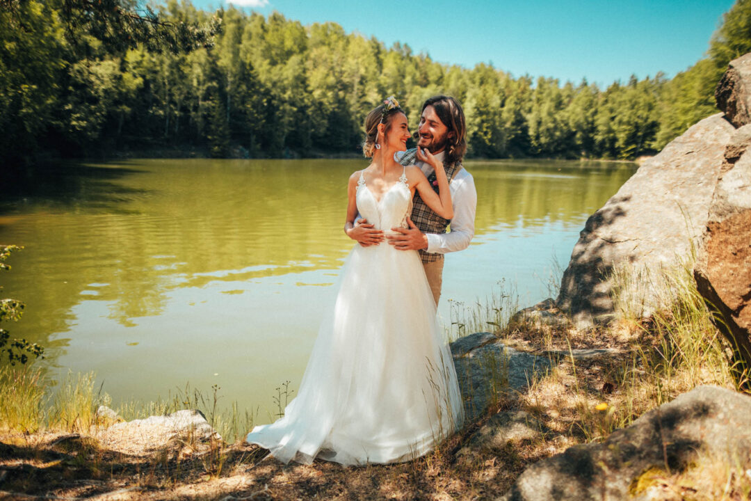 Svatební focení, novomanželé, ženich a nevěsta v přírodě, svatební fotograf