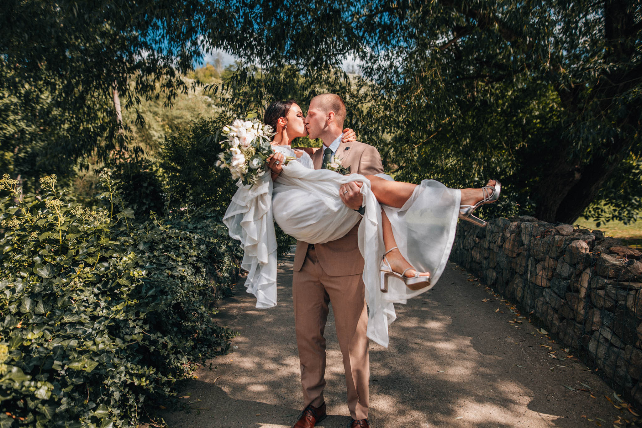 Svatební focení, novomanželé, ženich a nevěsta v přírodě, svatební fotograf