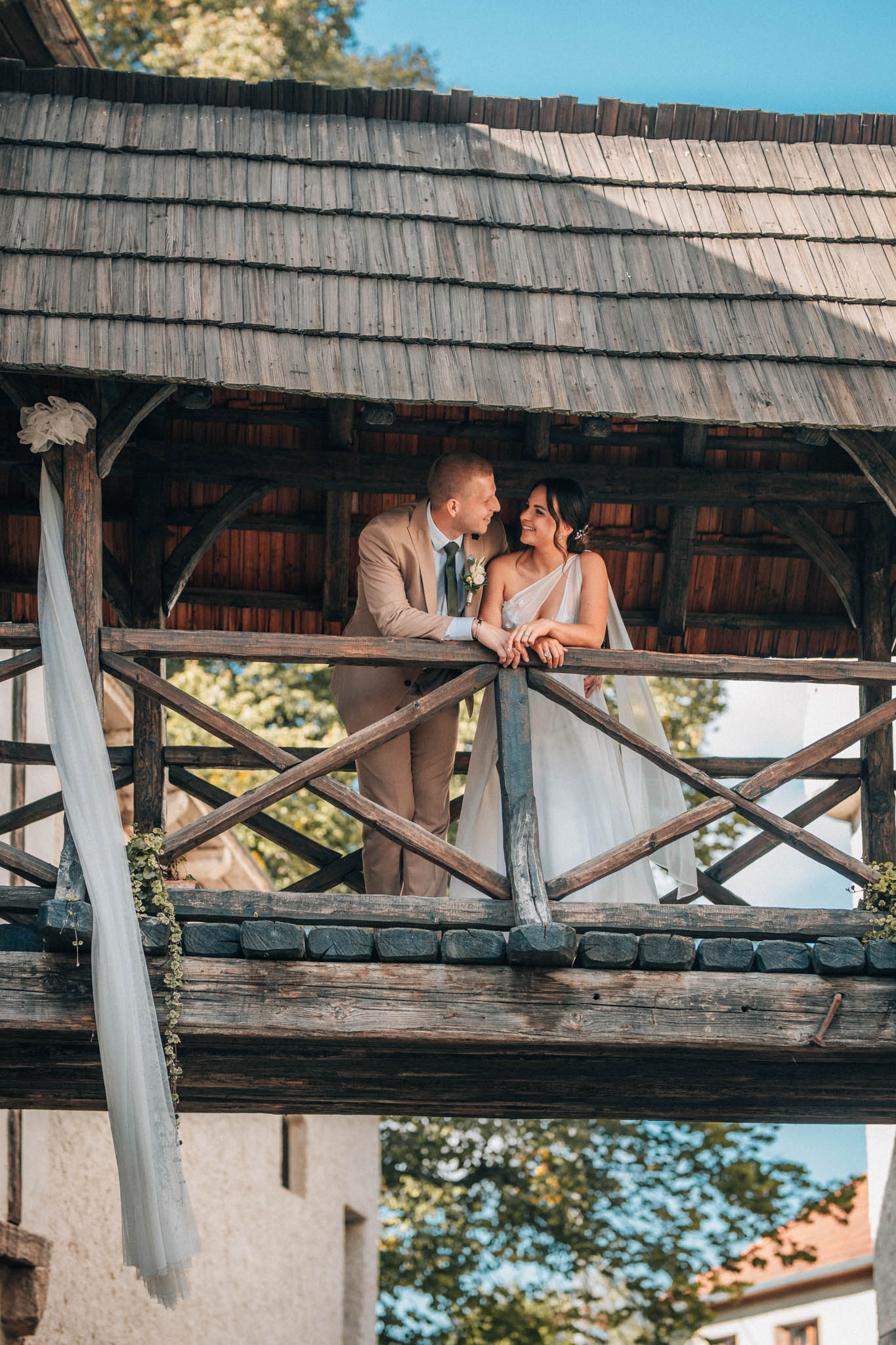 Svatební focení, novomanželé, ženich a nevěsta v přírodě, svatební fotograf