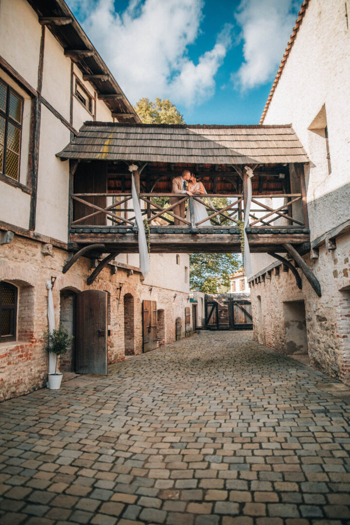 Svatební focení, novomanželé, ženich a nevěsta v přírodě, svatební fotograf
