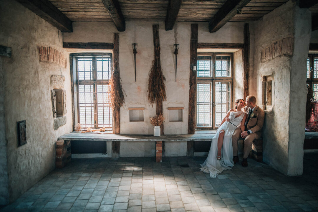 Svatební focení, novomanželé, ženich a nevěsta v přírodě, svatební fotograf