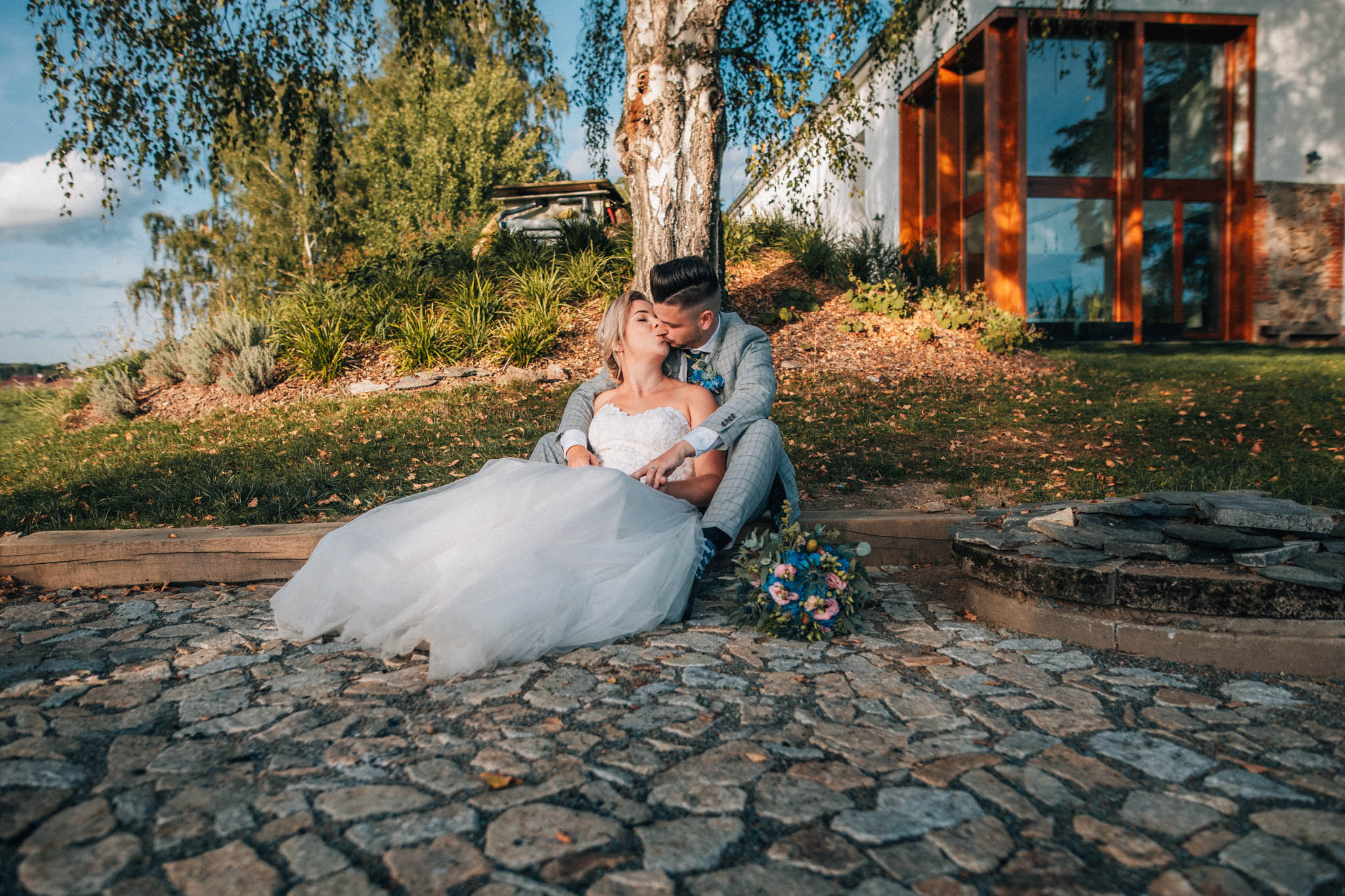 Svatební focení, novomanželé, ženich a nevěsta v přírodě, svatební fotograf
