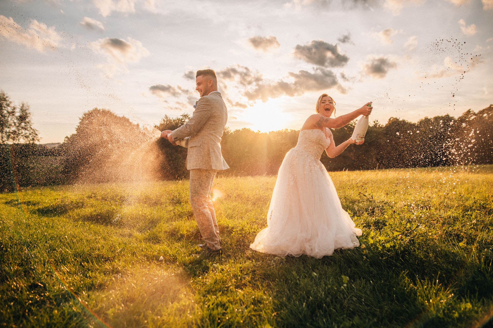 Svatební focení, novomanželé, ženich a nevěsta v přírodě, svatební fotograf