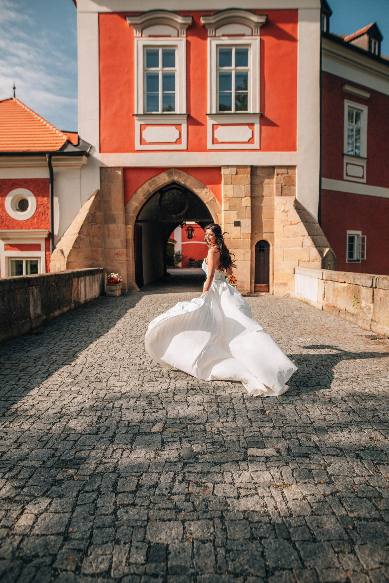 Svatební focení, novomanželé, ženich a nevěsta v přírodě, svatební fotograf