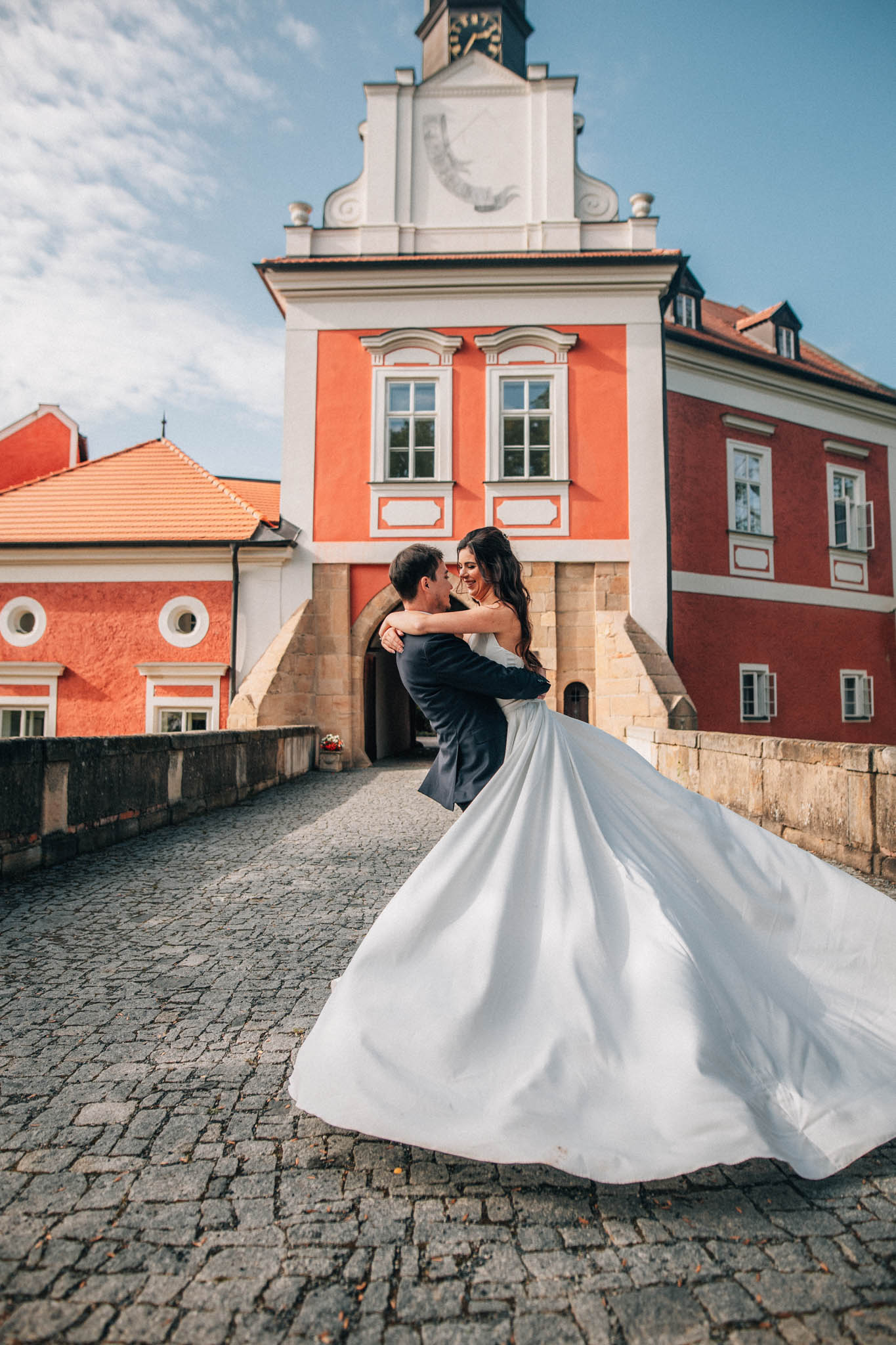 Svatební focení, novomanželé, ženich a nevěsta v přírodě, svatební fotograf