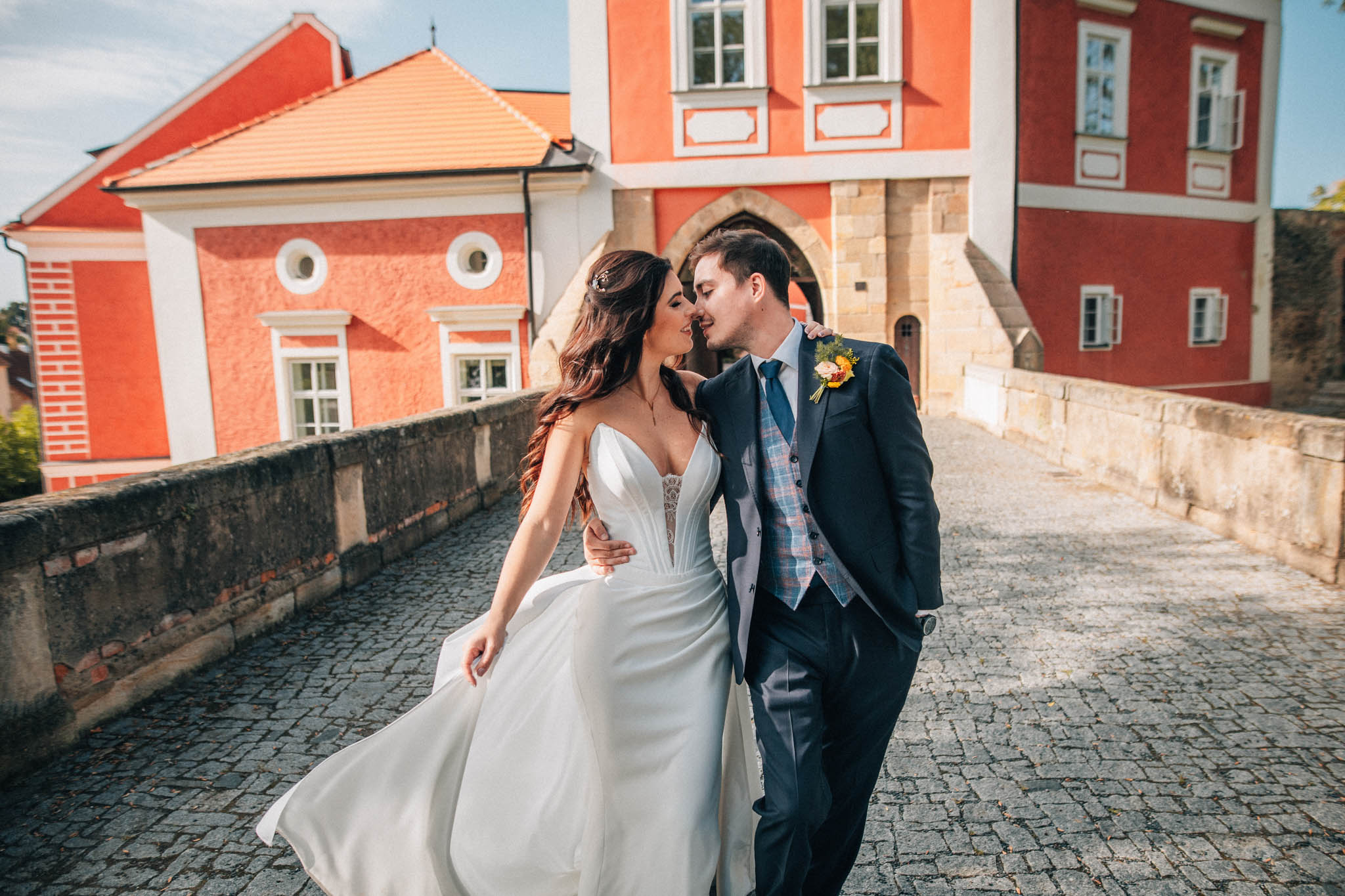 Svatební focení, novomanželé, ženich a nevěsta v přírodě, svatební fotograf