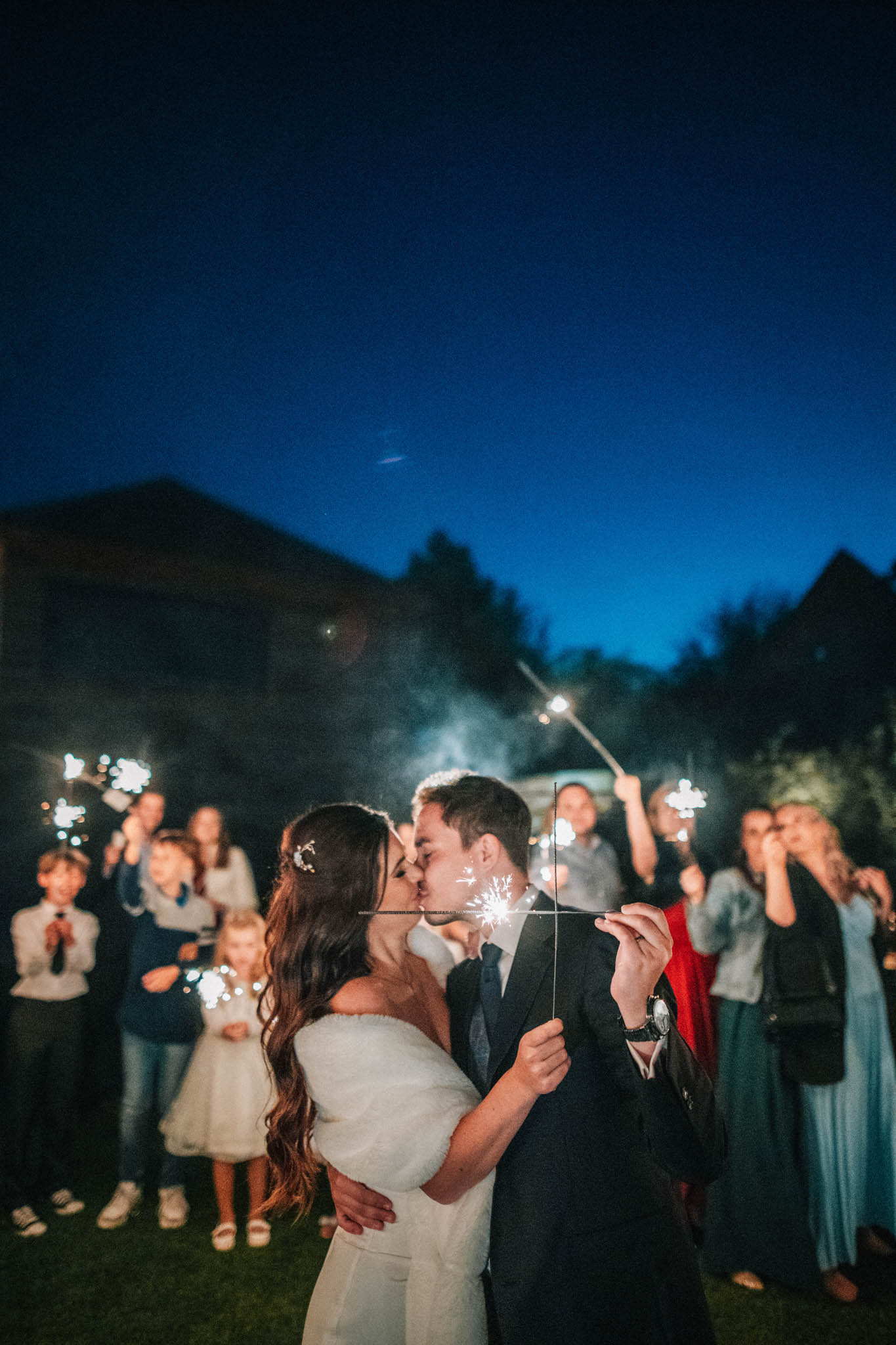 Svatební focení, novomanželé, ženich a nevěsta v přírodě, svatební fotograf