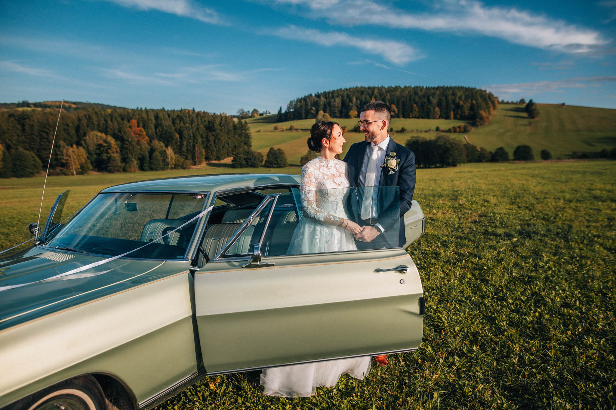 Svatební focení, novomanželé, ženich a nevěsta v přírodě, svatební fotograf