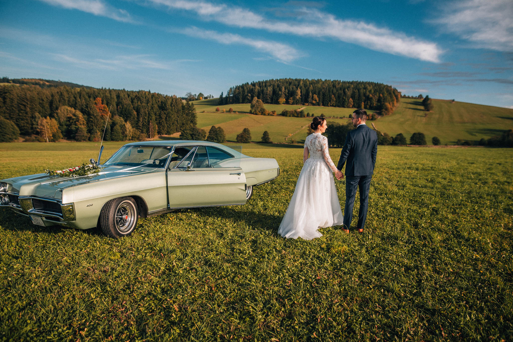 Svatební focení, novomanželé, ženich a nevěsta v přírodě, svatební fotograf