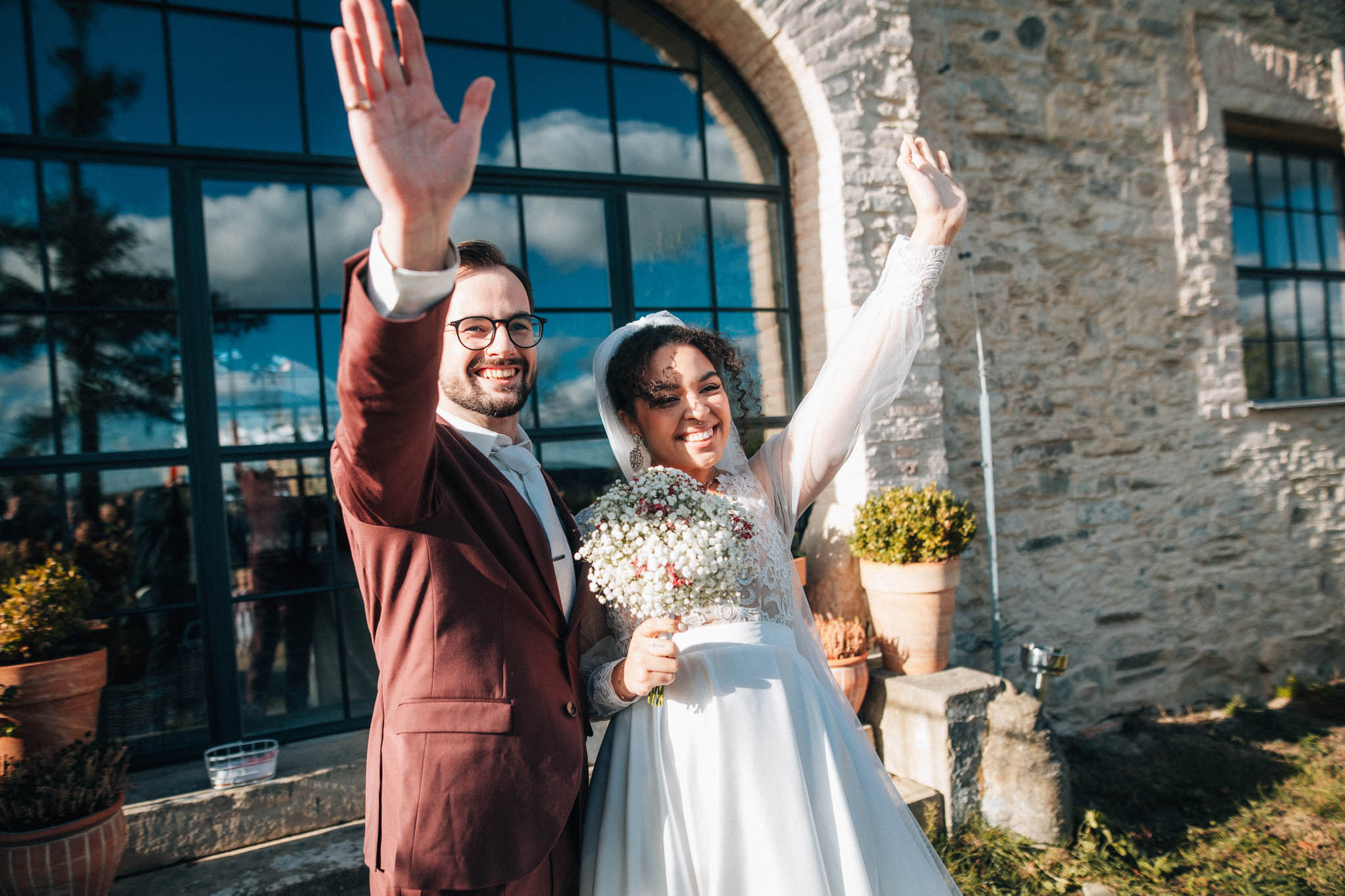 Svatební focení, novomanželé, ženich a nevěsta v přírodě, svatební fotograf