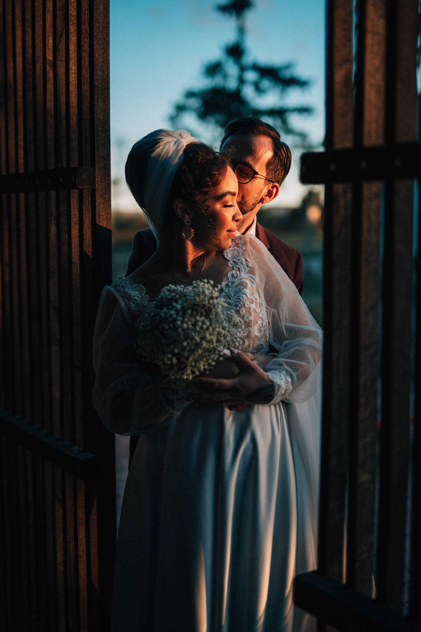 Svatební focení, novomanželé, ženich a nevěsta v přírodě, svatební fotograf