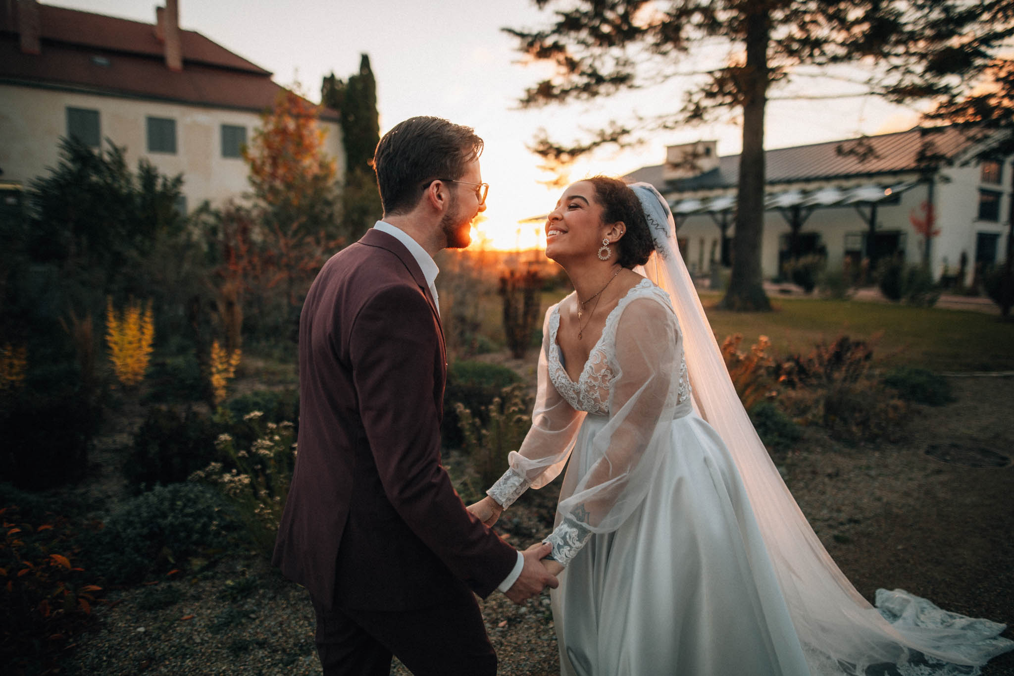Svatební focení, novomanželé, ženich a nevěsta v přírodě, svatební fotograf