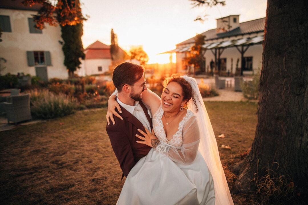 Svatební focení, novomanželé, ženich a nevěsta v přírodě, svatební fotograf