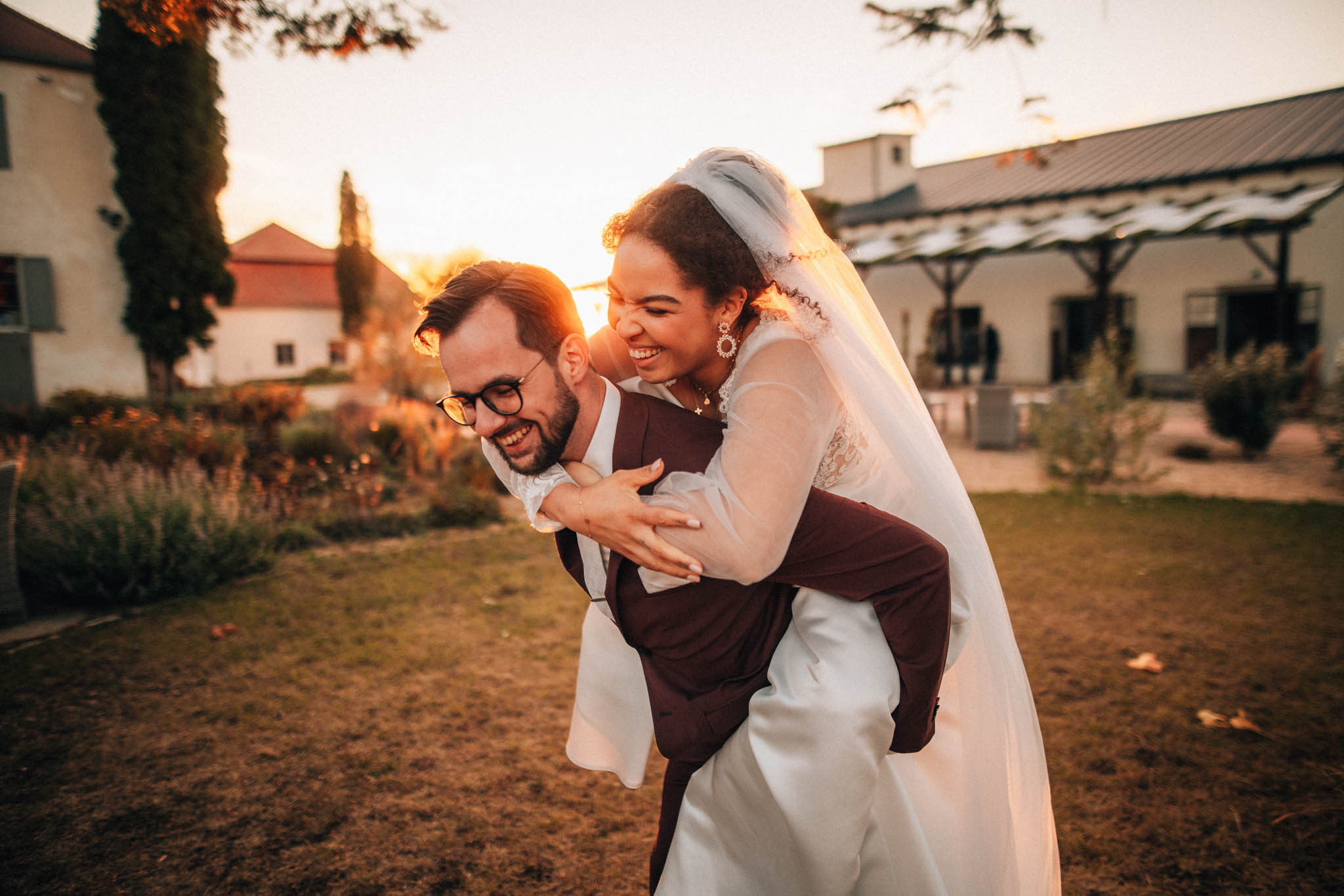 Svatební focení, novomanželé, ženich a nevěsta v přírodě, svatební fotograf