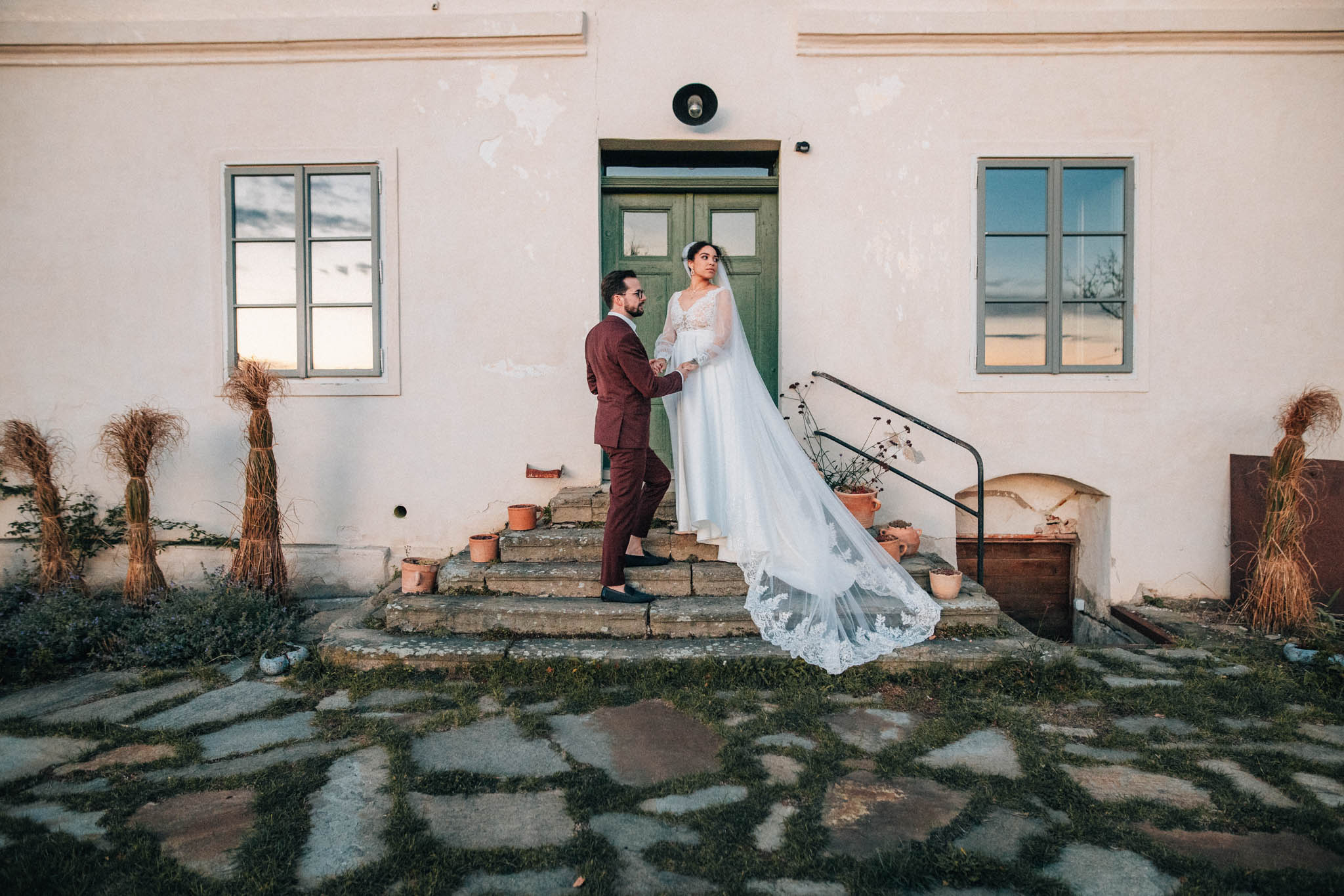 Svatební focení, novomanželé, ženich a nevěsta v přírodě, svatební fotograf