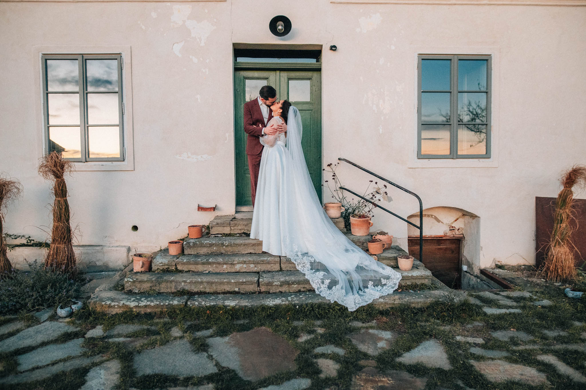 Svatební focení, novomanželé, ženich a nevěsta v přírodě, svatební fotograf