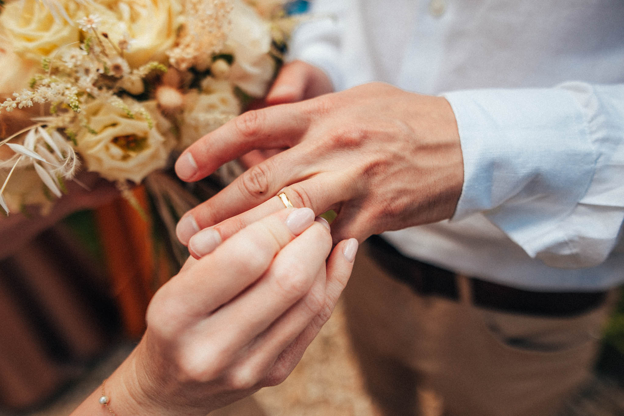 Svatební focení, novomanželé, ženich a nevěsta v přírodě, svatební fotograf
