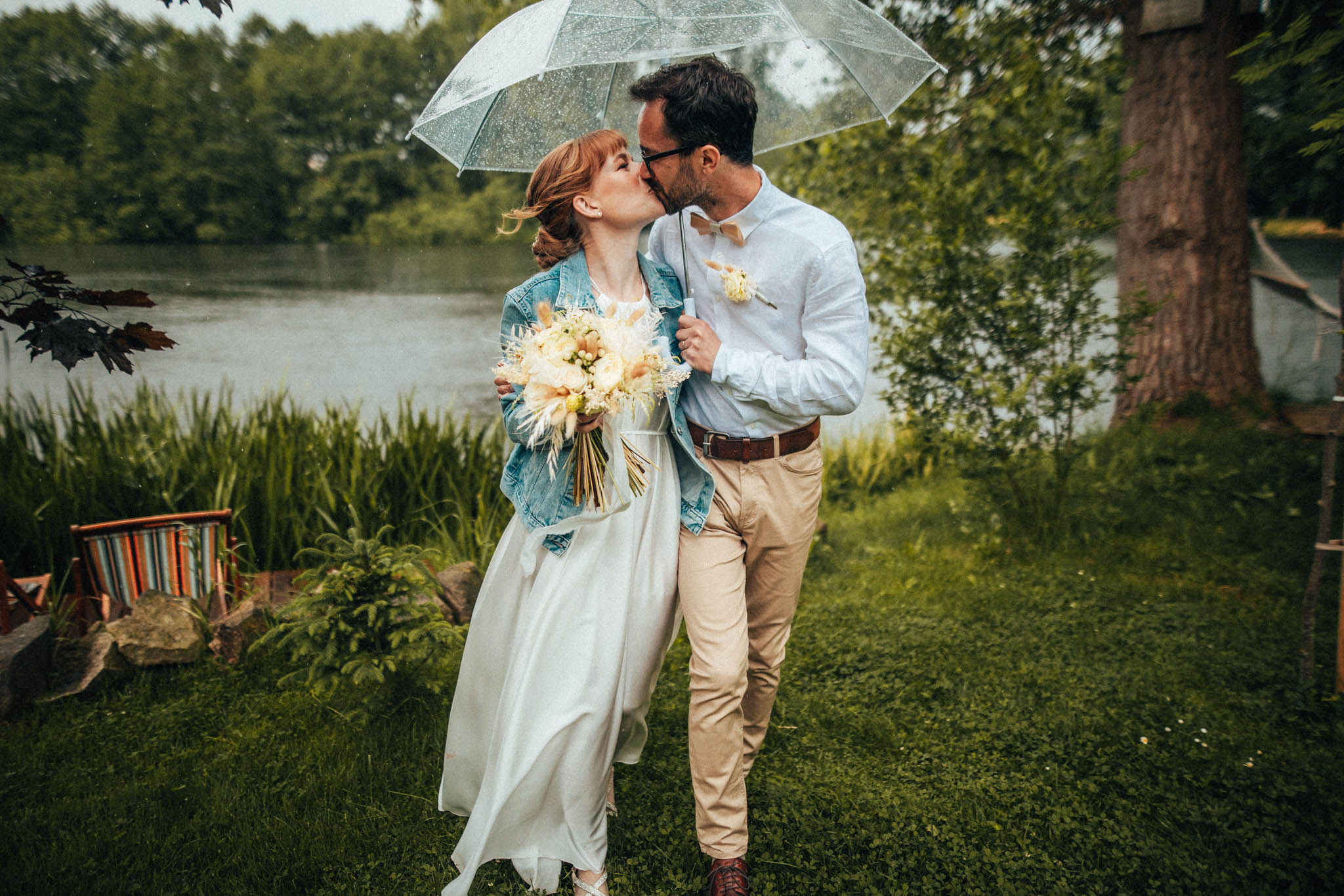 Svatební focení, novomanželé, ženich a nevěsta v přírodě, svatební fotograf