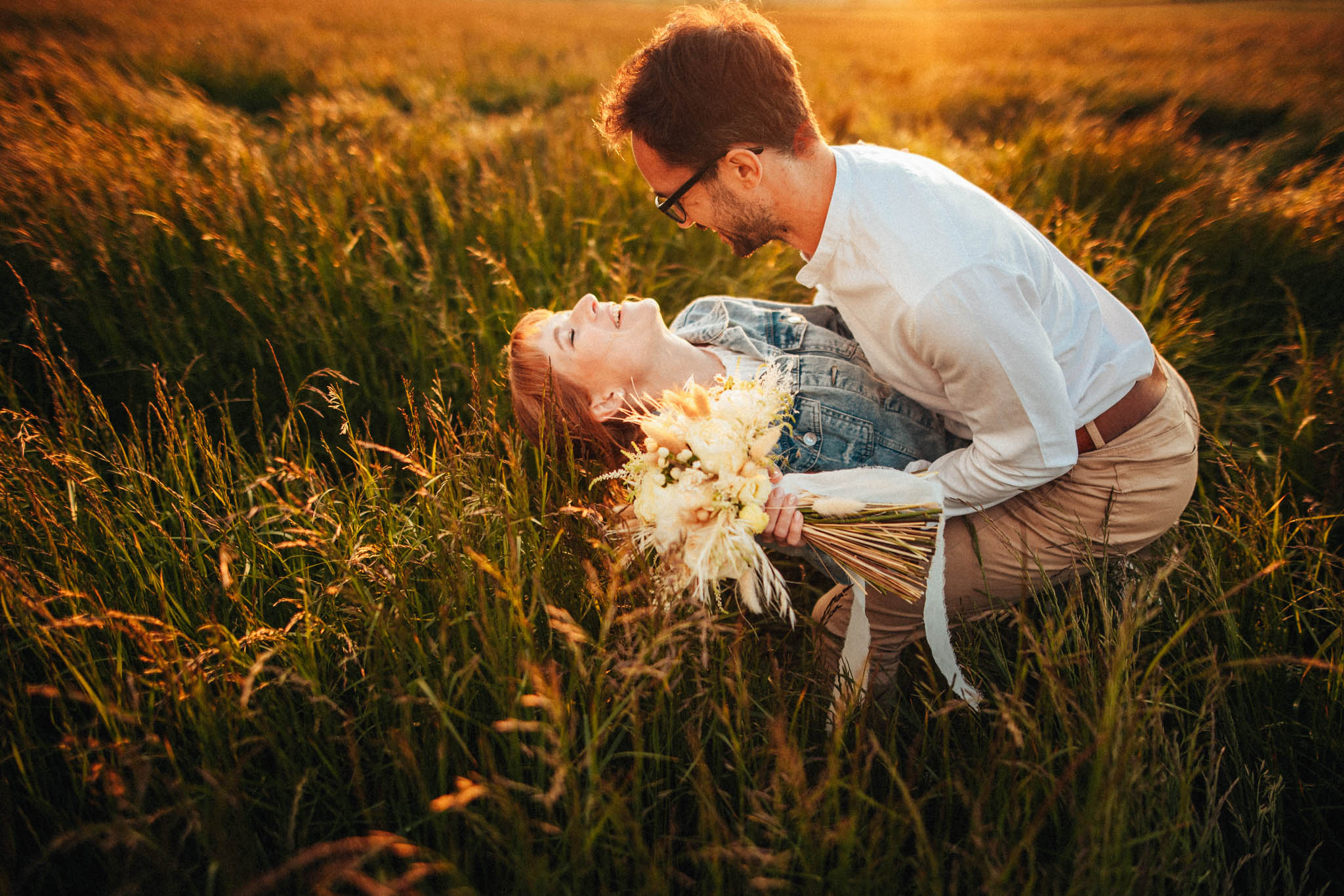 Svatební focení, novomanželé, ženich a nevěsta v přírodě, svatební fotograf