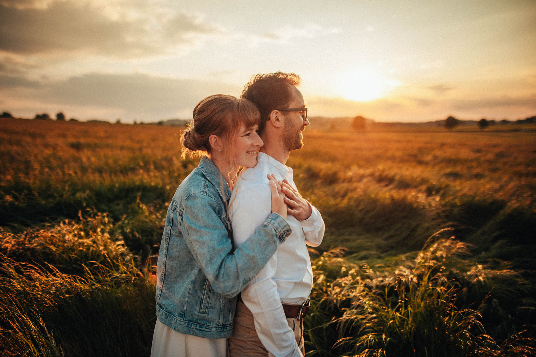 Svatební focení, novomanželé, ženich a nevěsta v přírodě, svatební fotograf