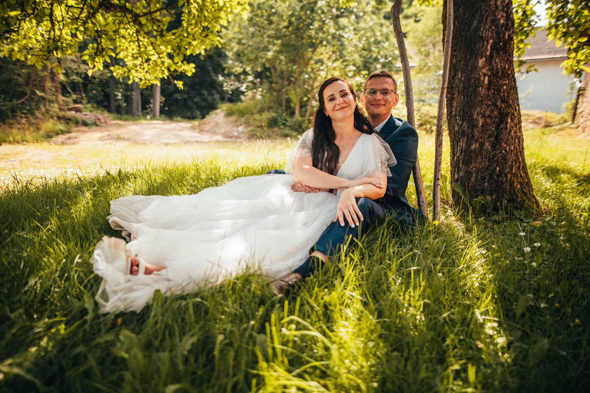 Svatební focení, novomanželé, ženich a nevěsta v přírodě, svatební fotograf