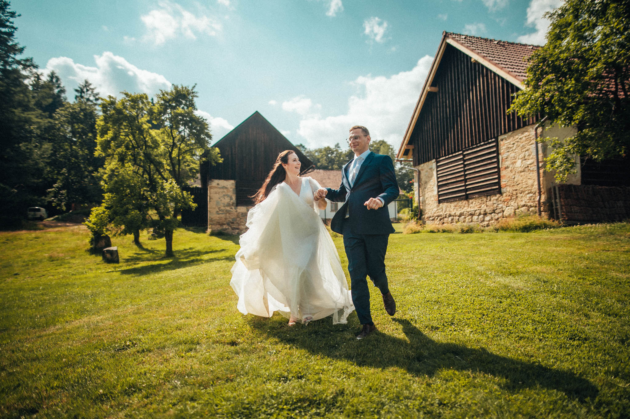 Svatební focení, novomanželé, ženich a nevěsta v přírodě, svatební fotograf