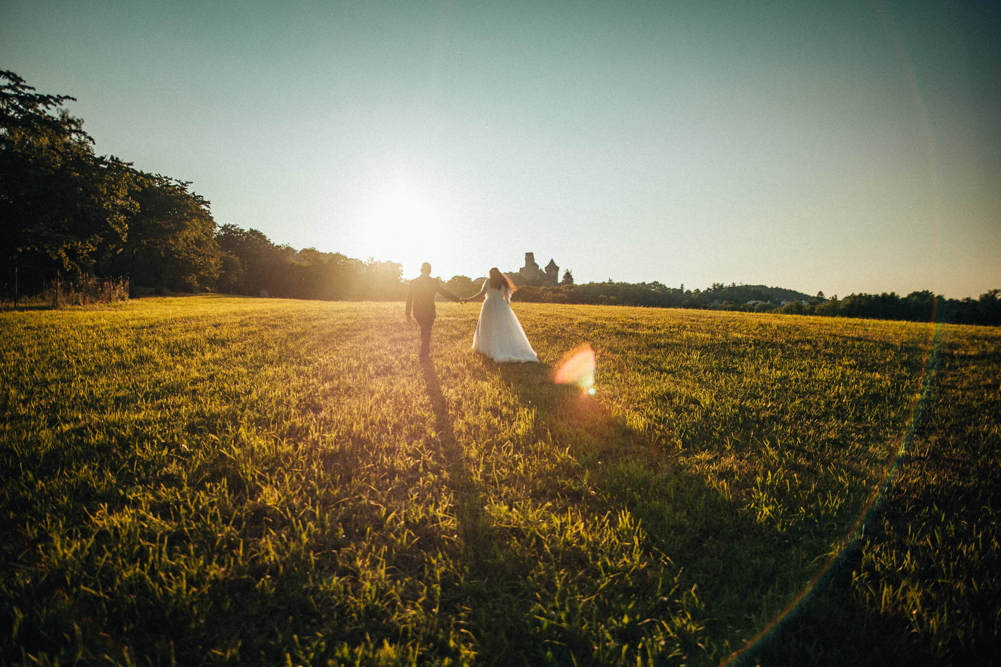Svatební focení, novomanželé, ženich a nevěsta v přírodě, svatební fotograf