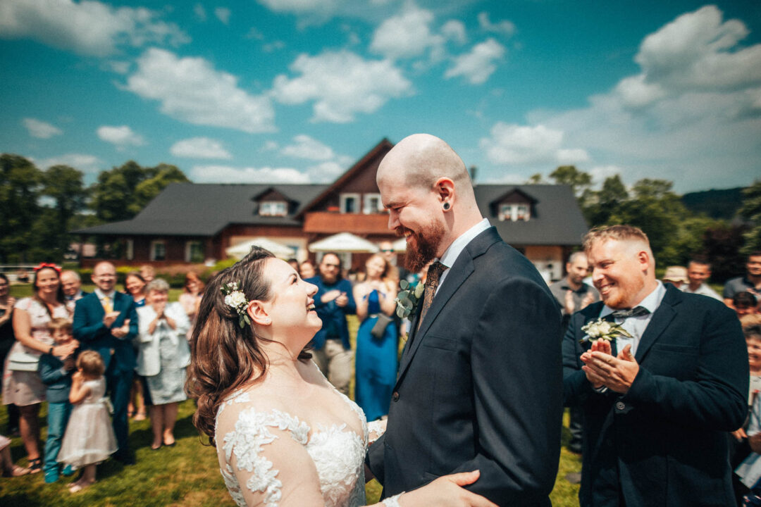 10 tipů na skvělý svatební fotky, který budete milovat - Lukáš Kenji Vrábel fotograf - svatební a rodinný fotografie Svatební focení, novomanželé, ženich a nevěsta v přírodě, svatební fotograf