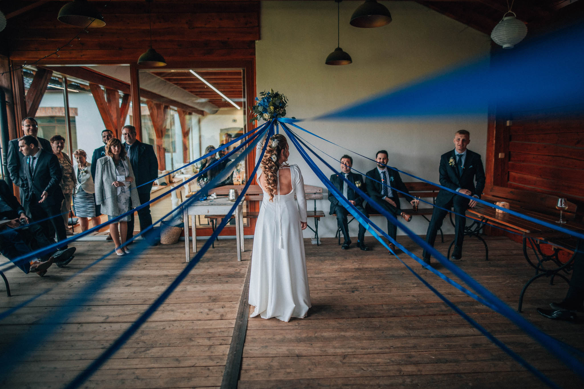Svatební focení, novomanželé, ženich a nevěsta v přírodě, svatební fotograf