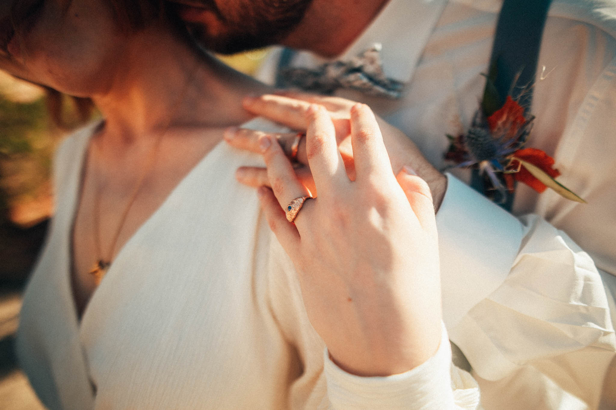 Svatební focení, novomanželé, ženich a nevěsta v přírodě, svatební fotograf