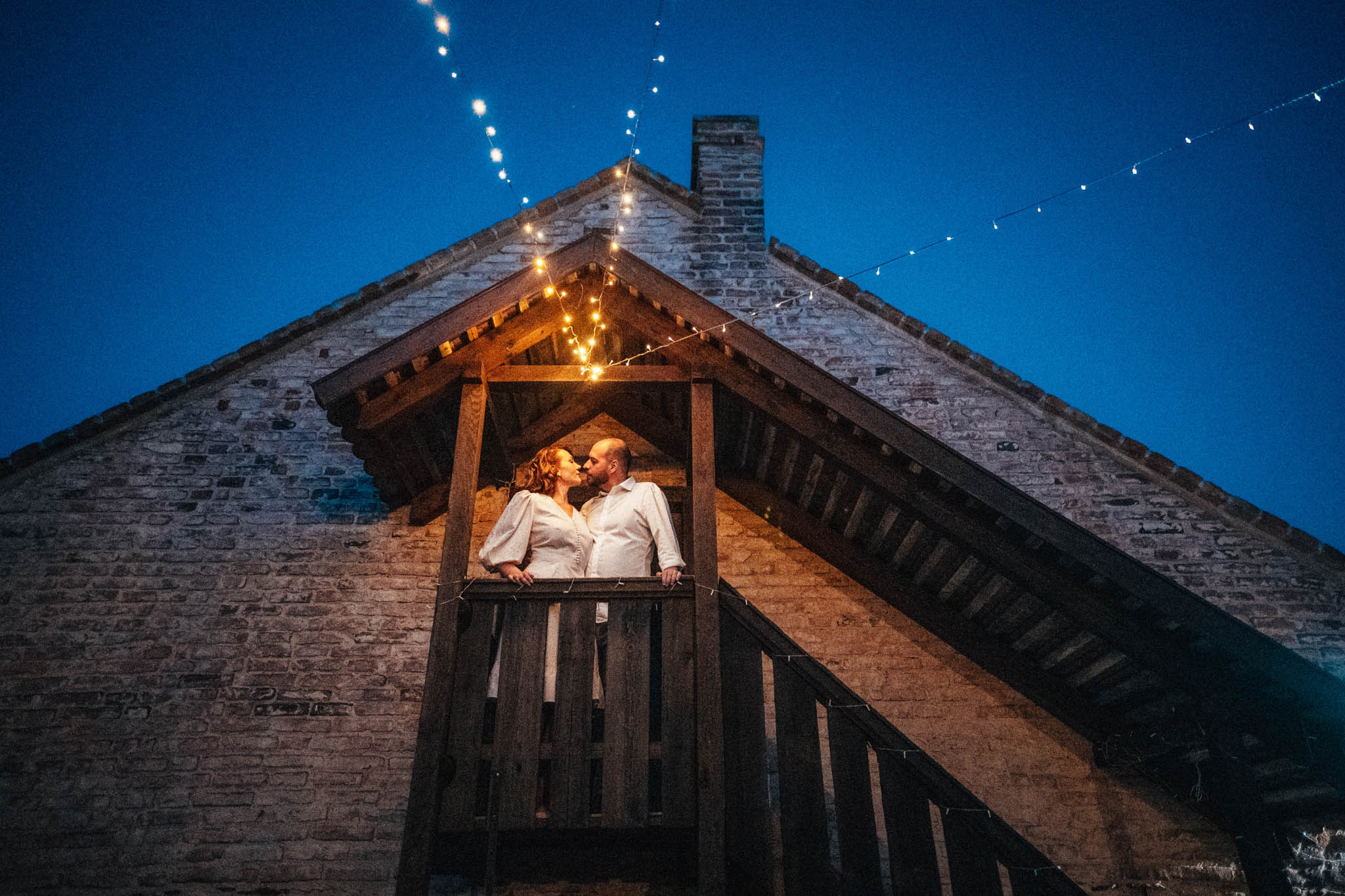 Svatební focení, novomanželé, ženich a nevěsta v přírodě, svatební fotograf