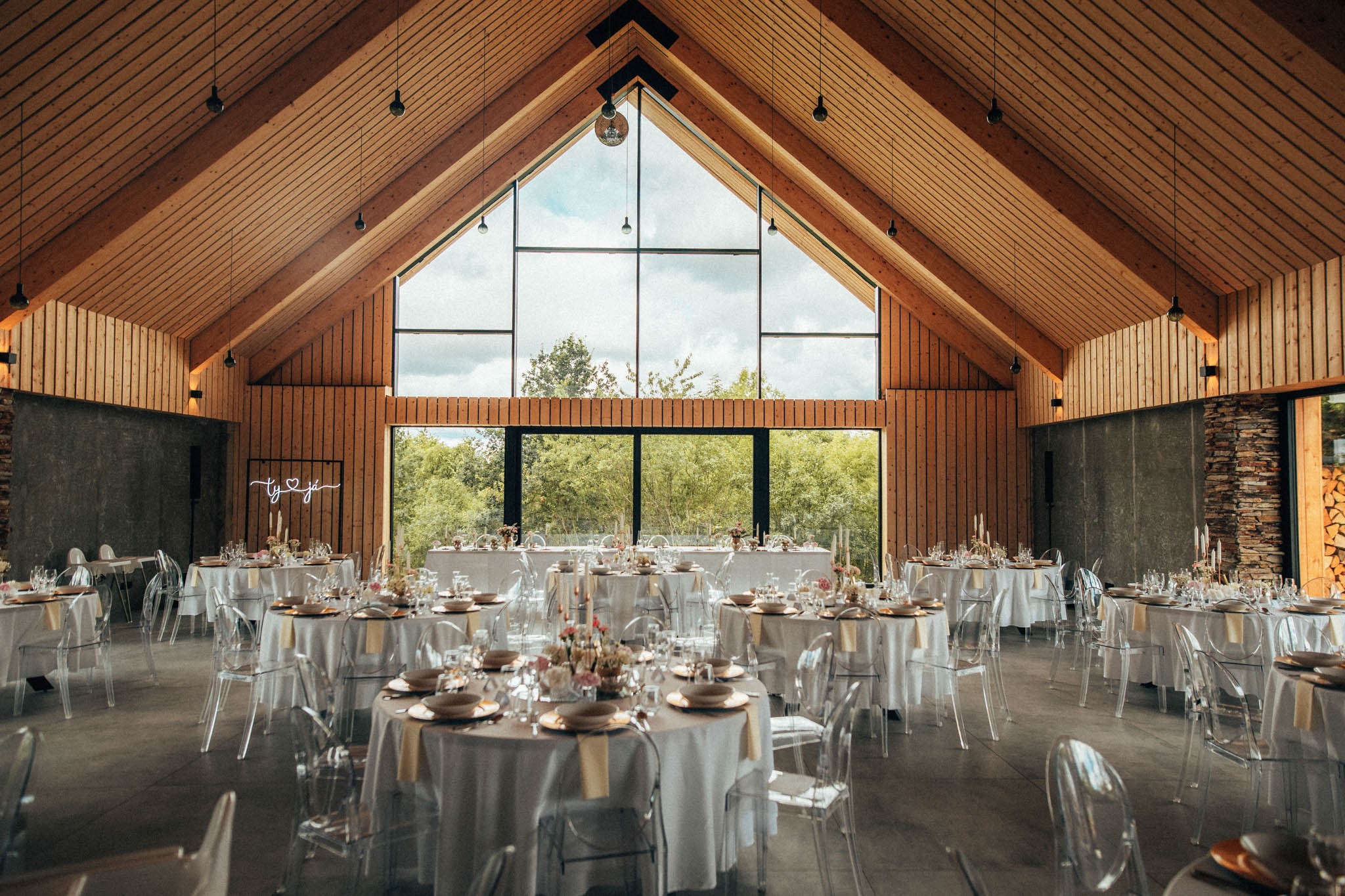 Svatební focení, novomanželé, ženich a nevěsta v přírodě, svatební fotograf