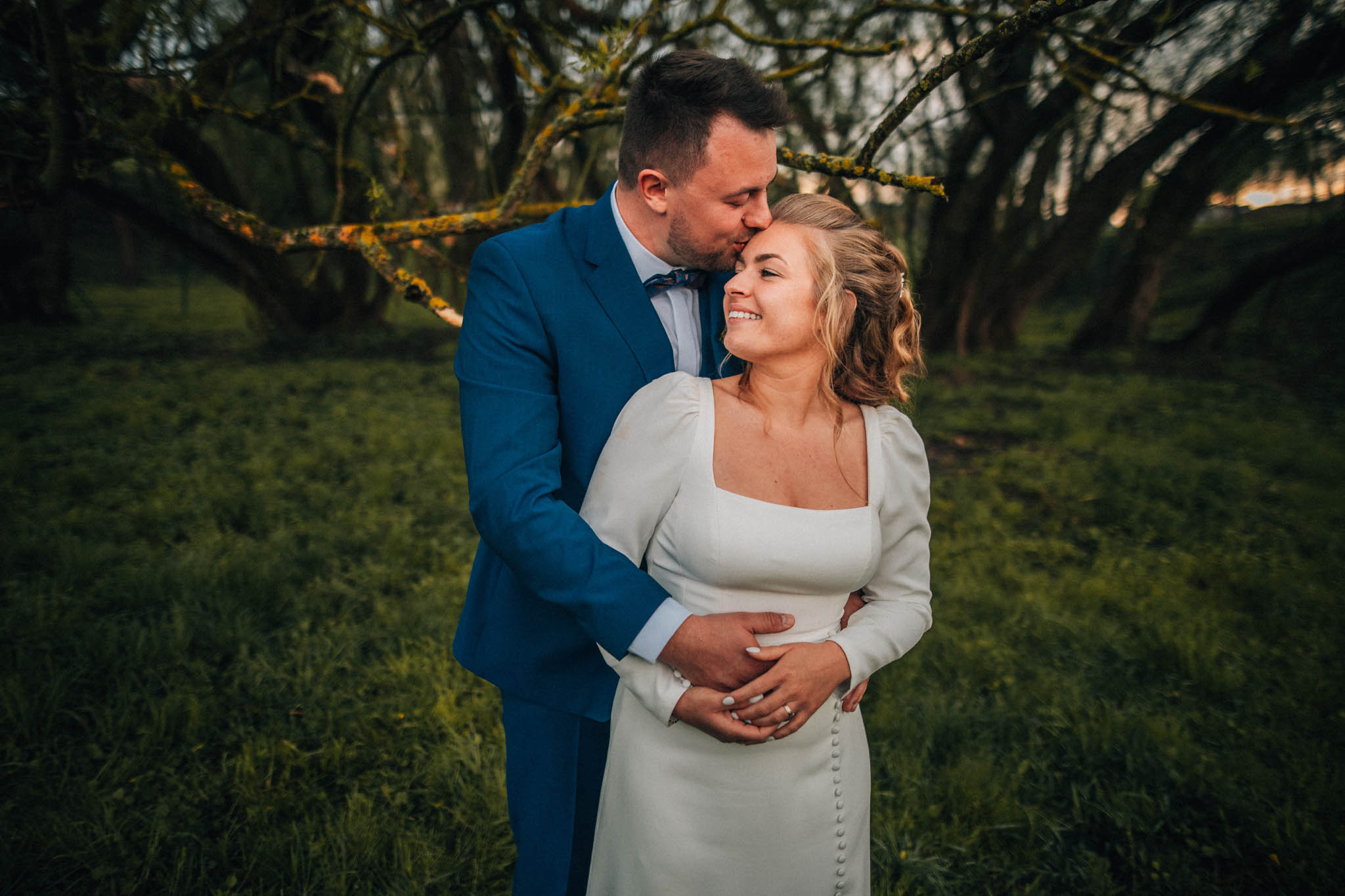 Svatební focení, novomanželé, ženich a nevěsta v přírodě, svatební fotograf