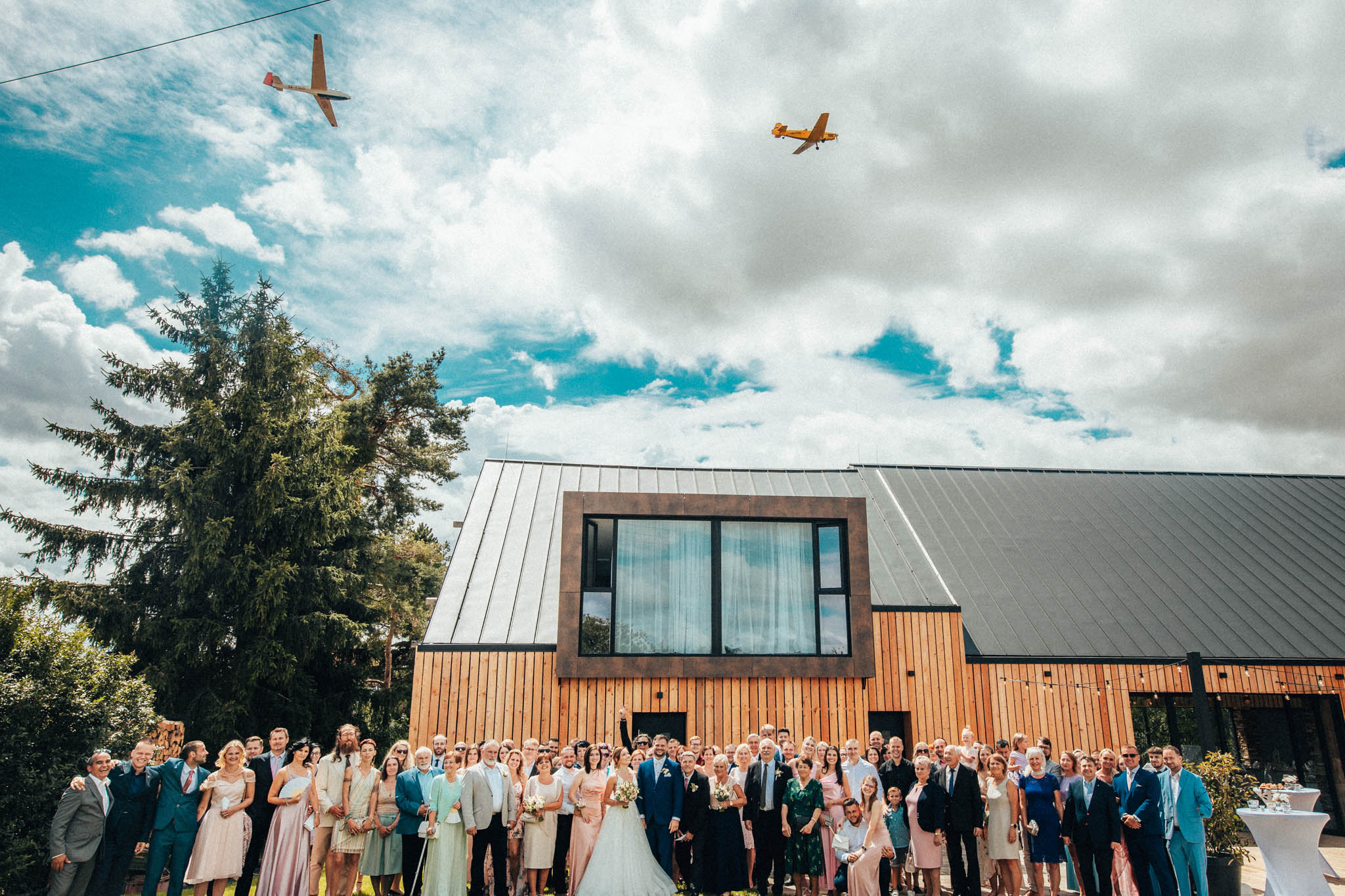Svatební focení, novomanželé, ženich a nevěsta v přírodě, svatební fotograf
